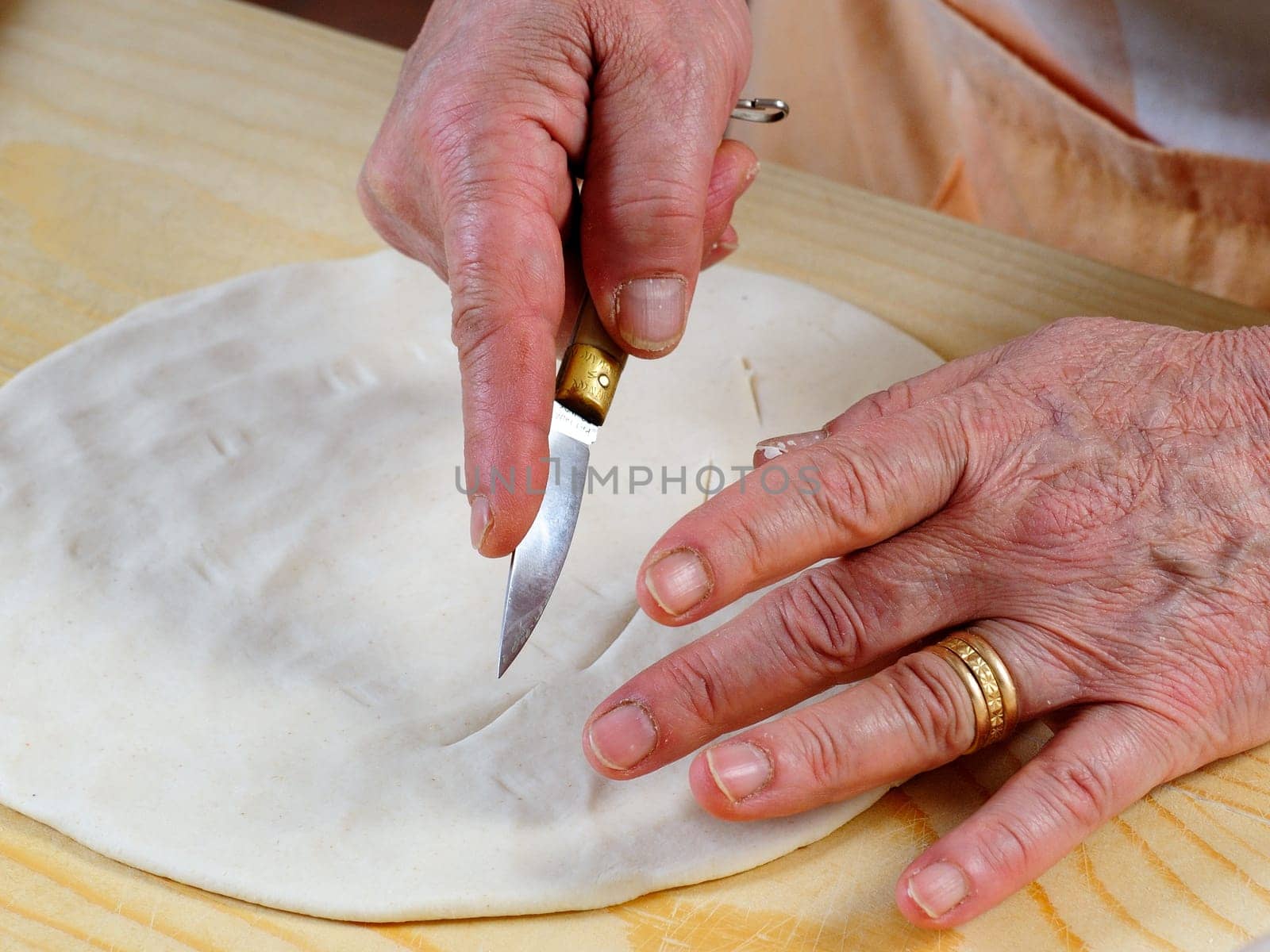 The Carasau is a typical Sardinian bread, spread all over the island is known as the Italian Music of paper.