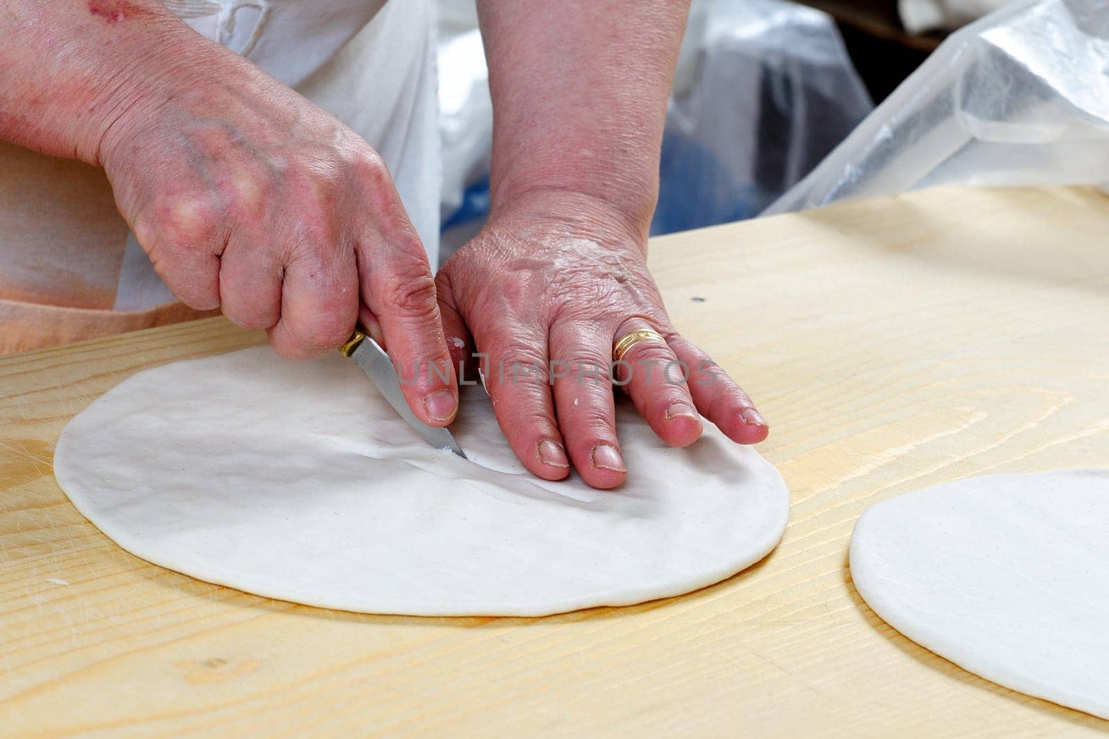 The Carasau is a typical Sardinian bread, spread all over the island is known as the Italian Music of paper.
