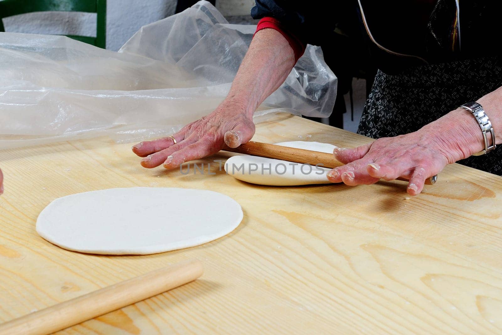 The Carasau is a typical Sardinian bread, spread all over the island is known as the Italian Music of paper.