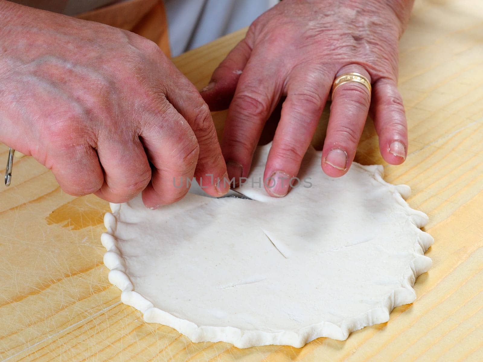 The Carasau is a typical Sardinian bread, spread all over the island is known as the Italian Music of paper.