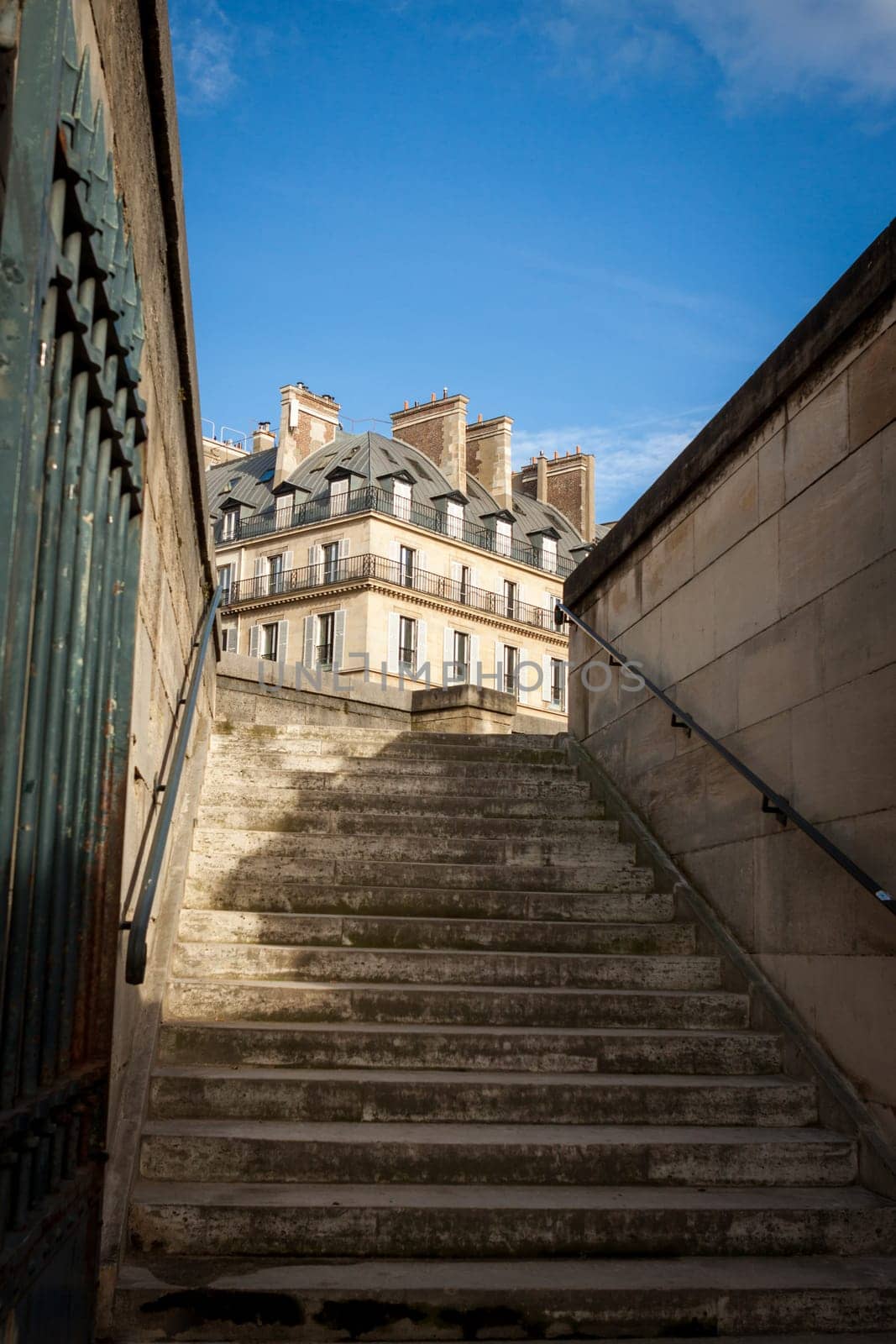 Exterior view of a Parisian townhouse in summer in front of a blue sky