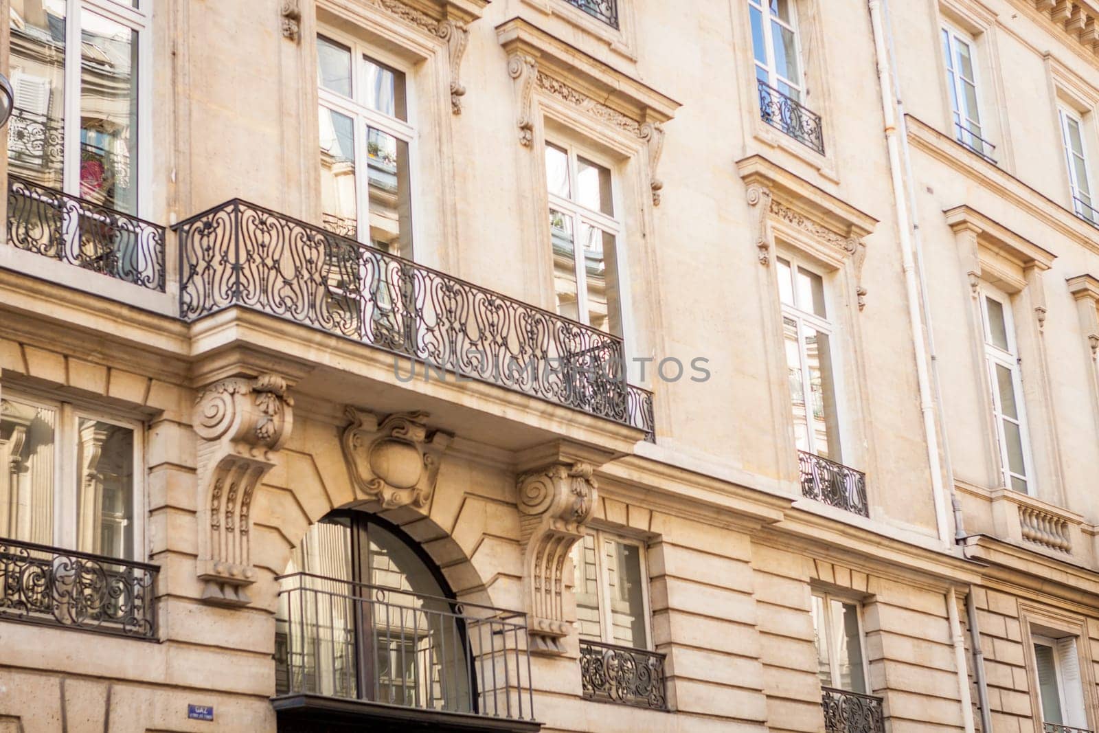 Exterior view of a Parisian townhouse in summer in front of a blue sky