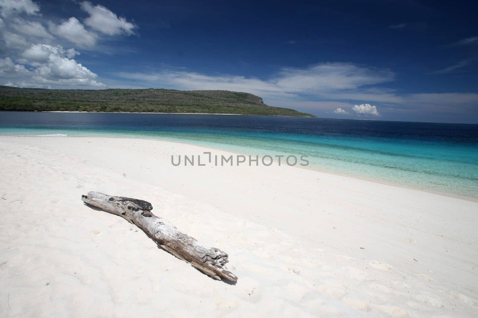 Der Strand Landschaft auf der Jaco Insel im Hintergrund im oestlichsten Punkt an der Timorsee in Ost Timor auf der in zwei getrennten Insel Timor in Asien.