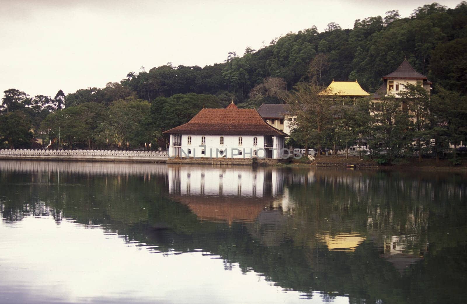 Asia,Indian Ocean,Sri Lanka,. Kandy Lake in downtown Kandy in Sri Lanka's Central Gebierge. (URS FLUEELER).........