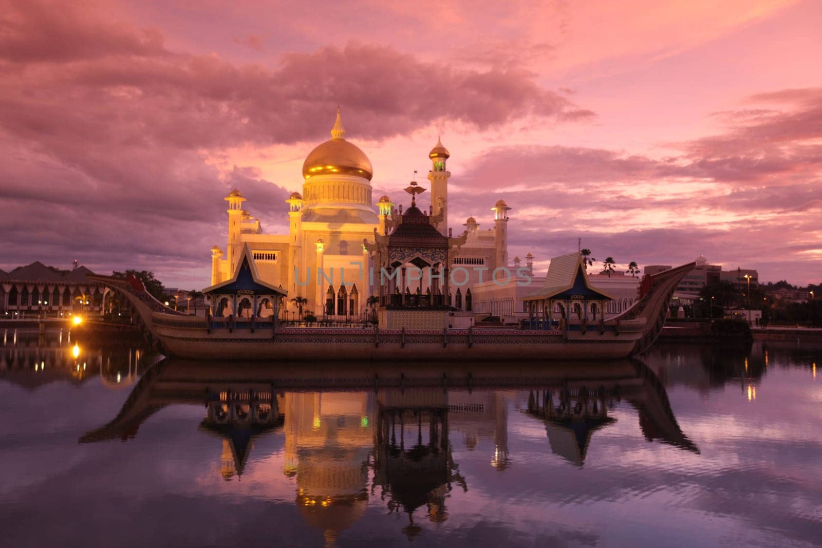 The Omar Ali Saifuddien Mosque in the center of the capital Bandar Seri Begawan in the kingdom of Brunei Darussalam on Borneo in South East Asia.