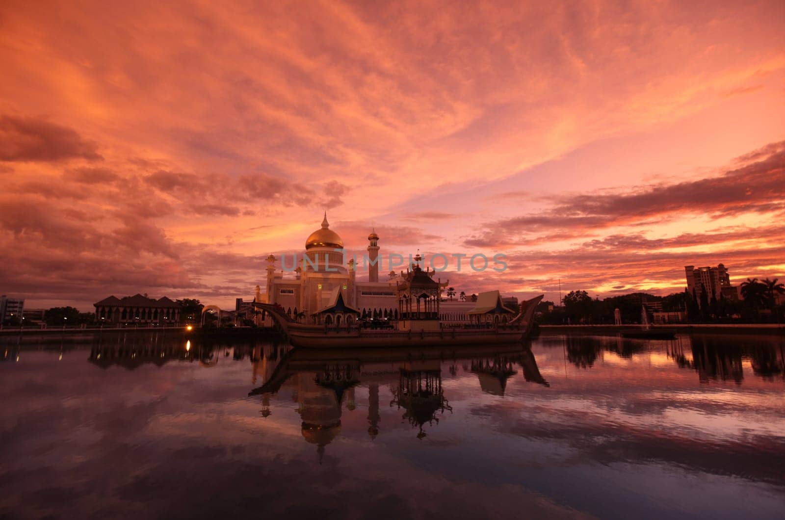 The Omar Ali Saifuddien Mosque in the center of the capital Bandar Seri Begawan in the kingdom of Brunei Darussalam on Borneo in South East Asia.