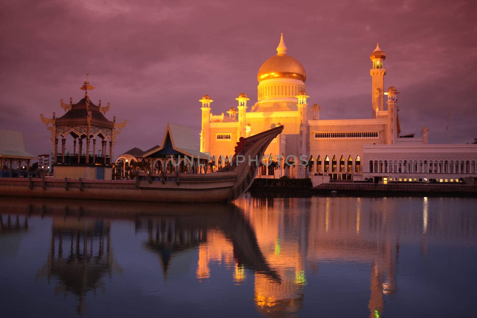 The Omar Ali Saifuddien Mosque in the center of the capital Bandar Seri Begawan in the kingdom of Brunei Darussalam on Borneo in South East Asia.