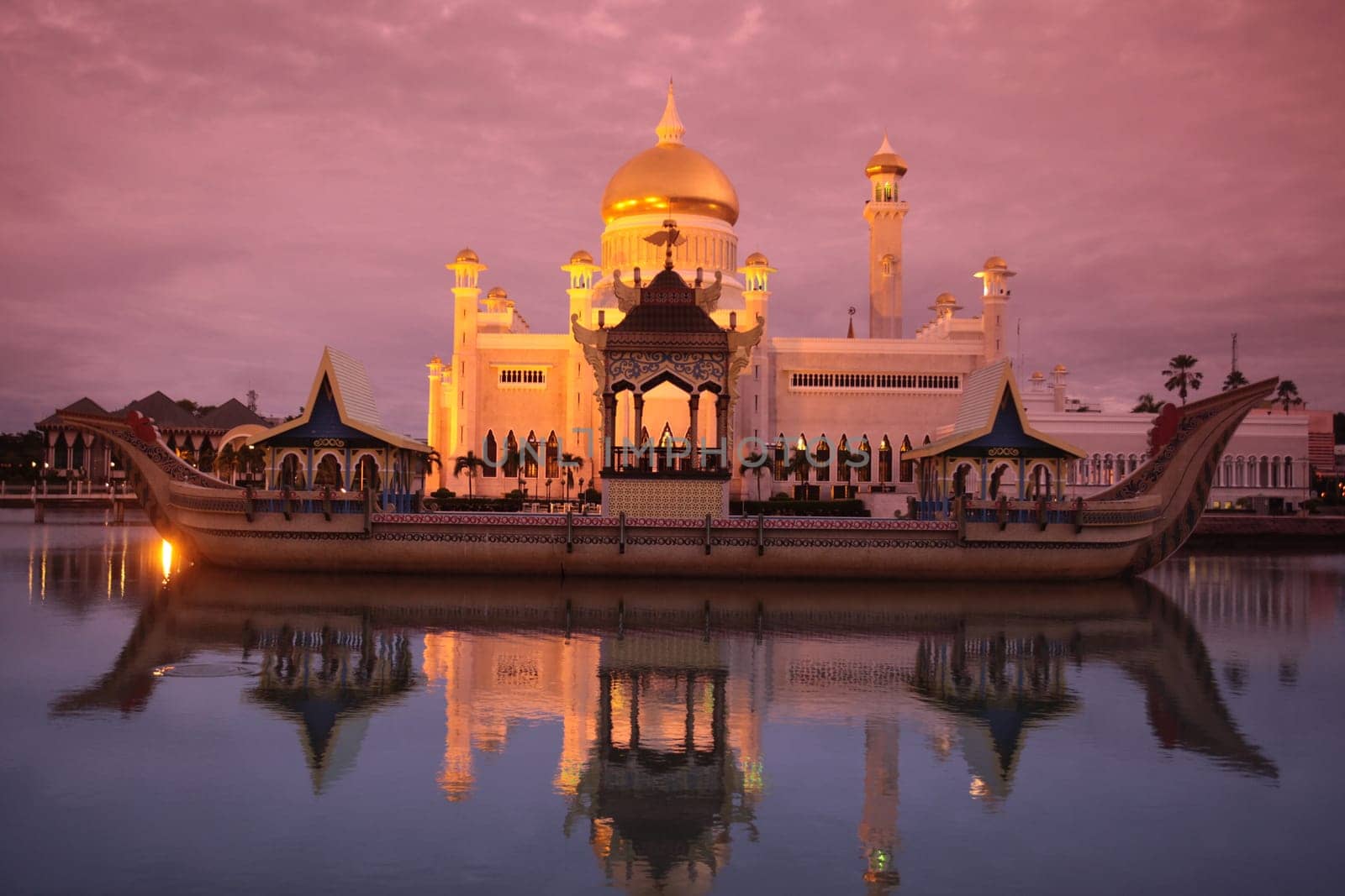 The Omar Ali Saifuddien Mosque in the center of the capital Bandar Seri Begawan in the kingdom of Brunei Darussalam on Borneo in South East Asia.