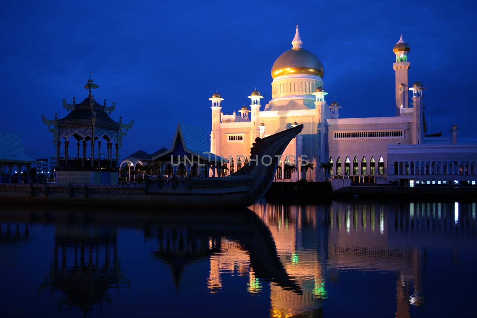 The Omar Ali Saifuddien Mosque in the center of the capital Bandar Seri Begawan in the kingdom of Brunei Darussalam on Borneo in South East Asia.