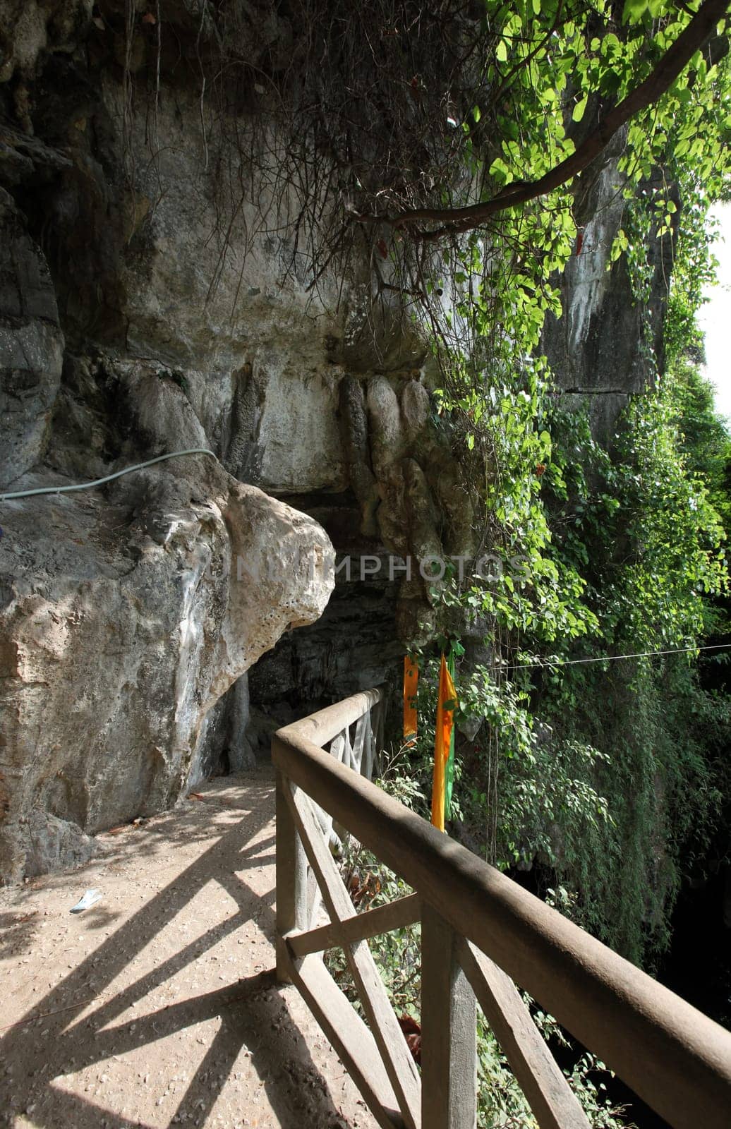 Die Buddha Hoehle oder Buddha Cave (Innen ist Fotografieren verboten) von Tham Pa Fa unweit der Stadt Tha Khaek in zentral Laos an der Grenze zu Thailand in Suedostasien.