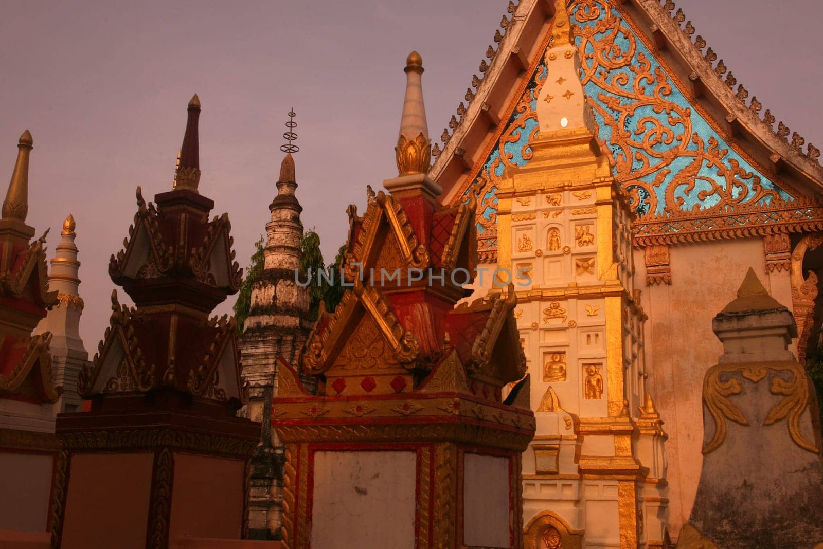 Der Tempel Wat Sainyaphum in der Stadt Savannahet in zentral Laos an der Grenze zu Thailand in Suedostasien.