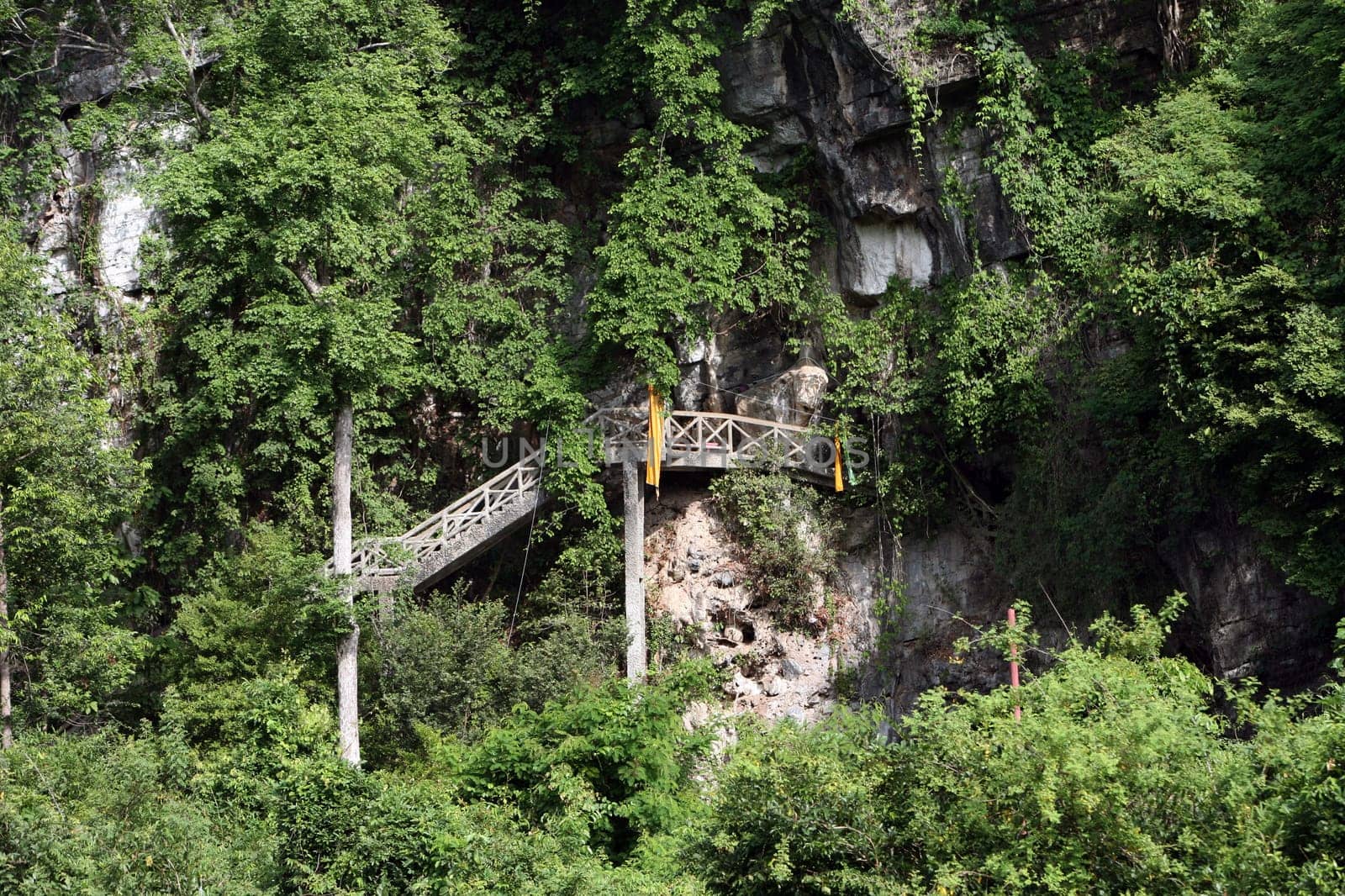 Die Buddha Hoehle oder Buddha Cave (Innen ist Fotografieren verboten) von Tham Pa Fa unweit der Stadt Tha Khaek in zentral Laos an der Grenze zu Thailand in Suedostasien.