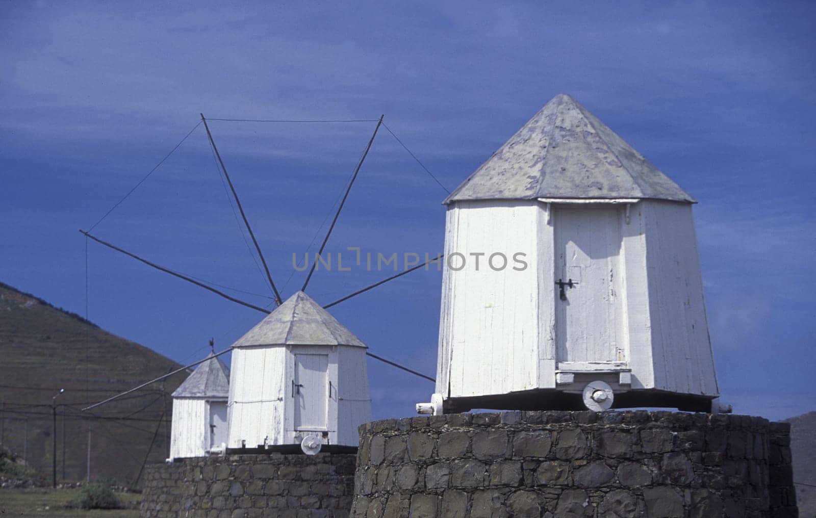 Windmuehlen im osten der Portugiesischen Insel Porto Santo bei Madeira im Atlantischen Ozean