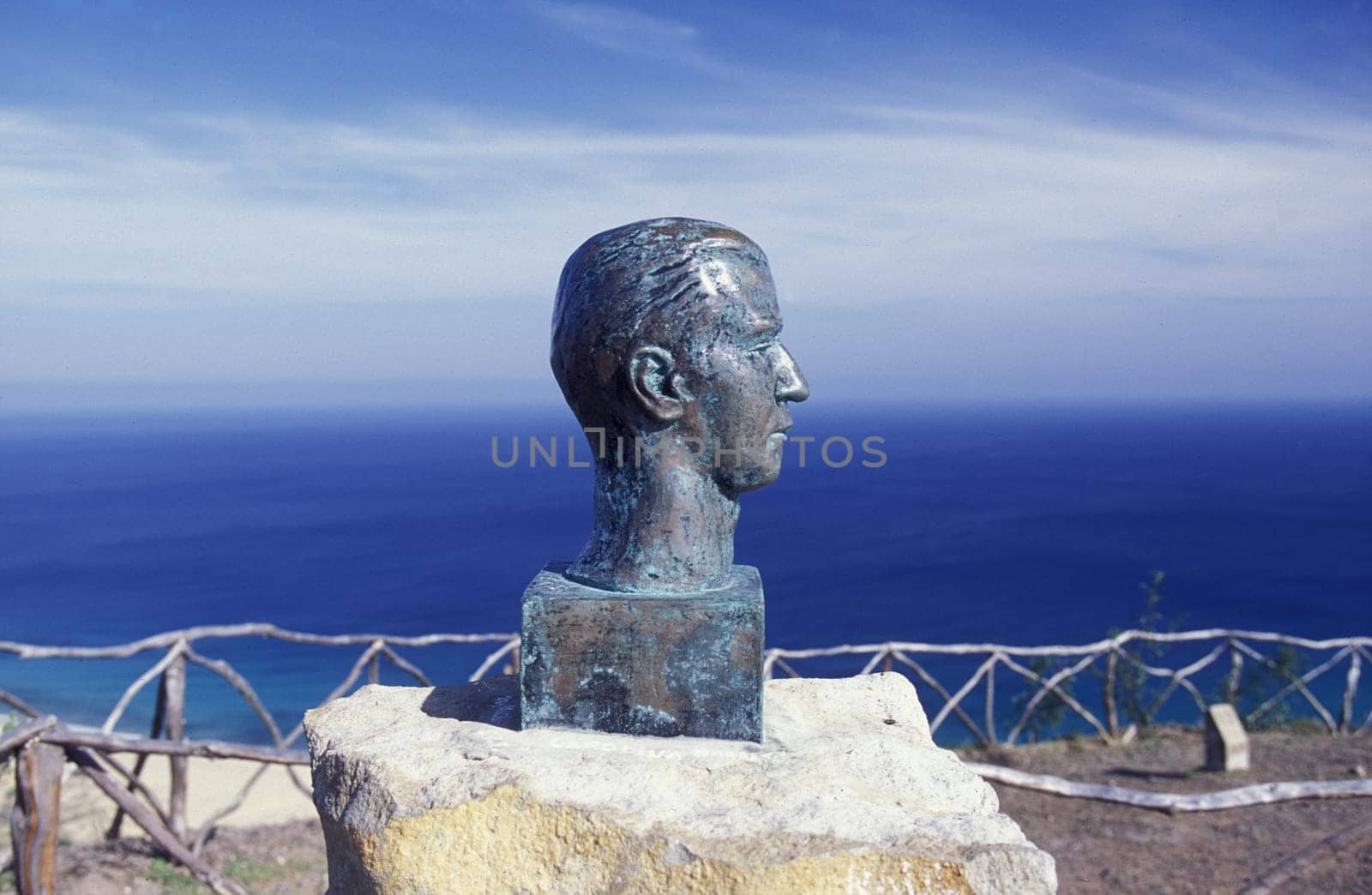 Europe,Atlantic Ocean,Portugal,Island,Madeira,Porto Santo,Sea,Landscape,Viewpoint,Miradouro,Ponta da Calheta,Monument,Bueste,. A monument on the lookout point at the Ponta de Calheta on the island of Porto Santo of the neighbouring island of Madeira in the Atlantic Ocean,Portugal,(Urs Flueeler)