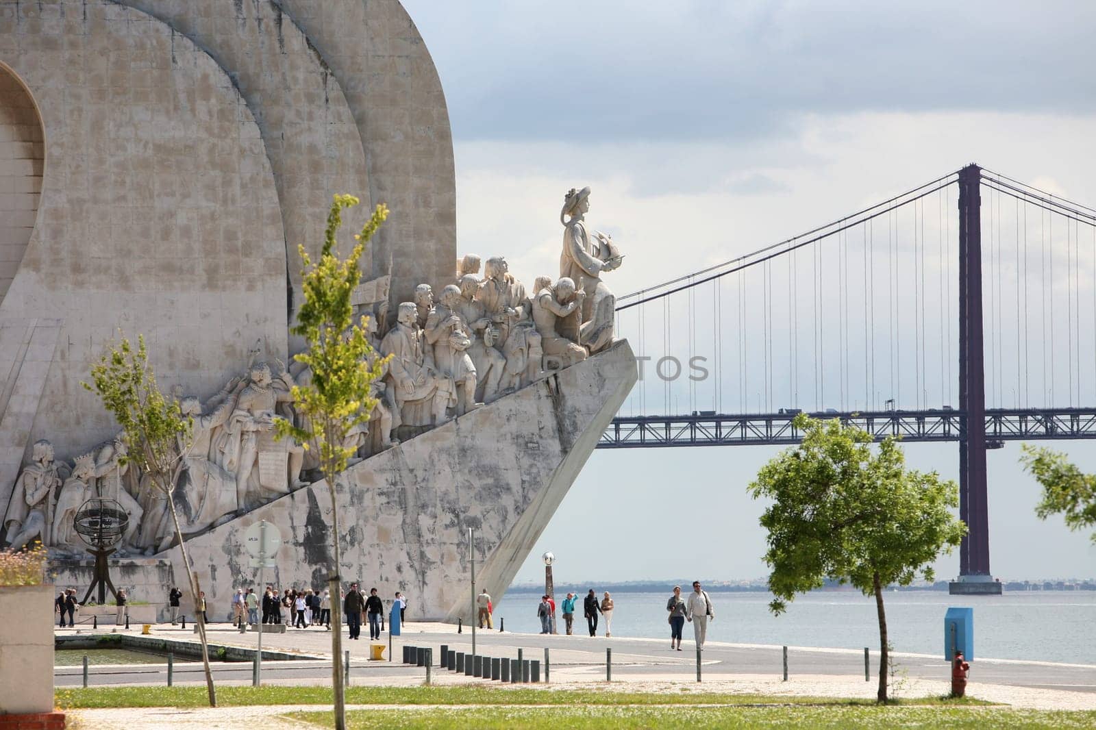 Europe,Western Europe,EU,Euro,Portugal,Lisbon,Belem,Padrao dos Descobrimentos,Monument,Monument,Rio Tejo,Bruecke,Ponte 25 de Abril,Haengebruecke,(Urs Flueeler)