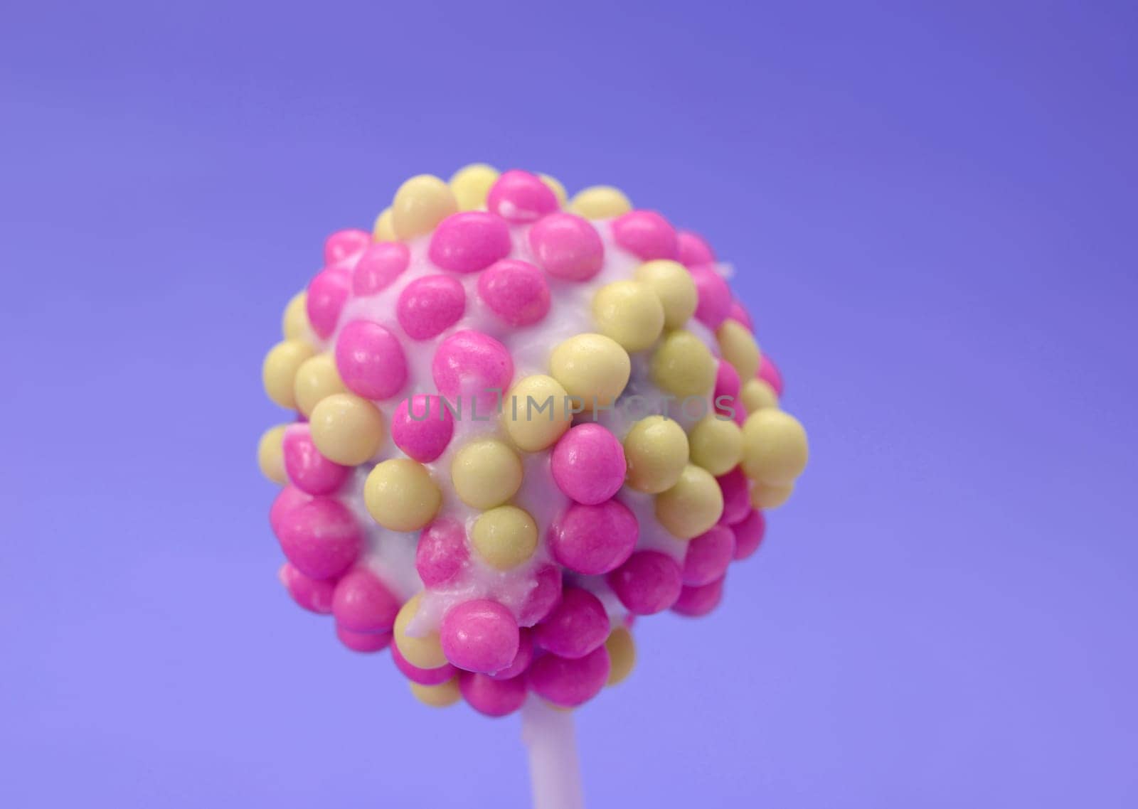 Cake pop with sugar pearls