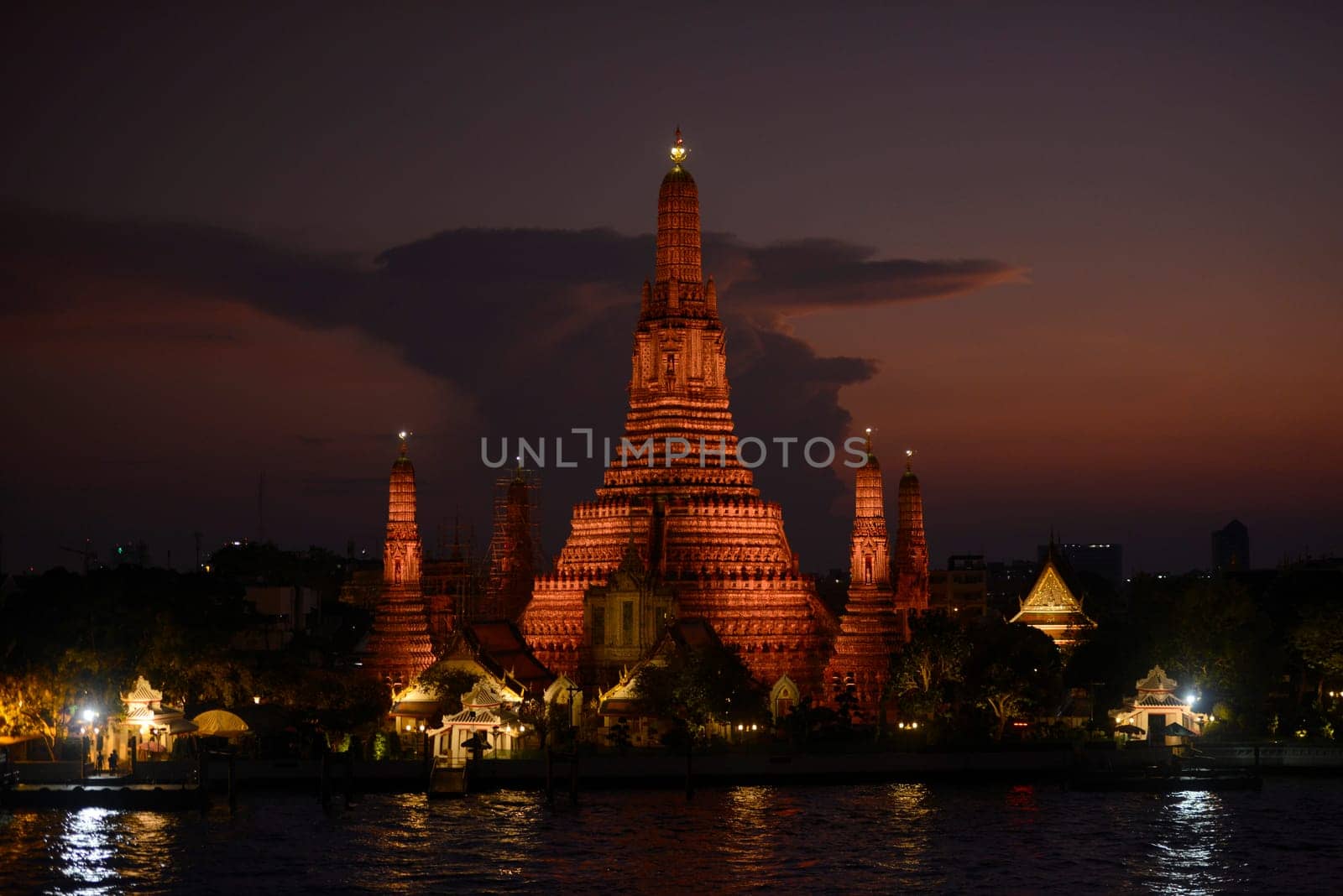 Der Wat Arun Tempel in der Stadt Bangkok in Thailand in Suedostasien.