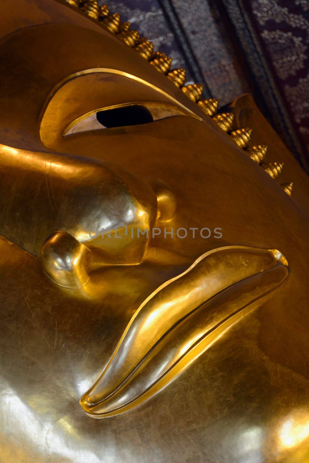 Der Grosse liegende Buddha im Wat Pho Tempel in der Stadt Bangkok in Thailand in Suedostasien.