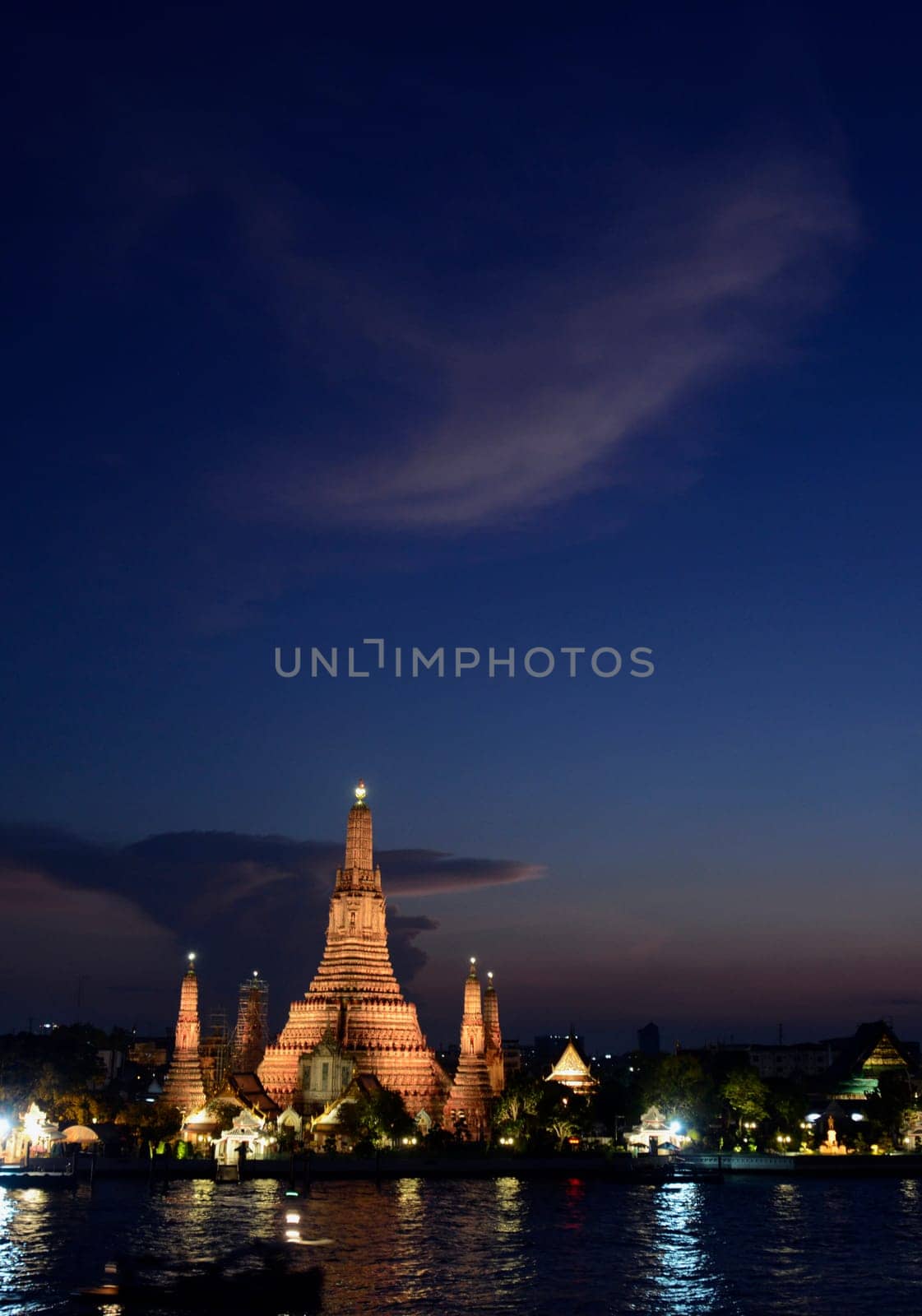 Der Wat Arun Tempel in der Stadt Bangkok in Thailand in Suedostasien.
