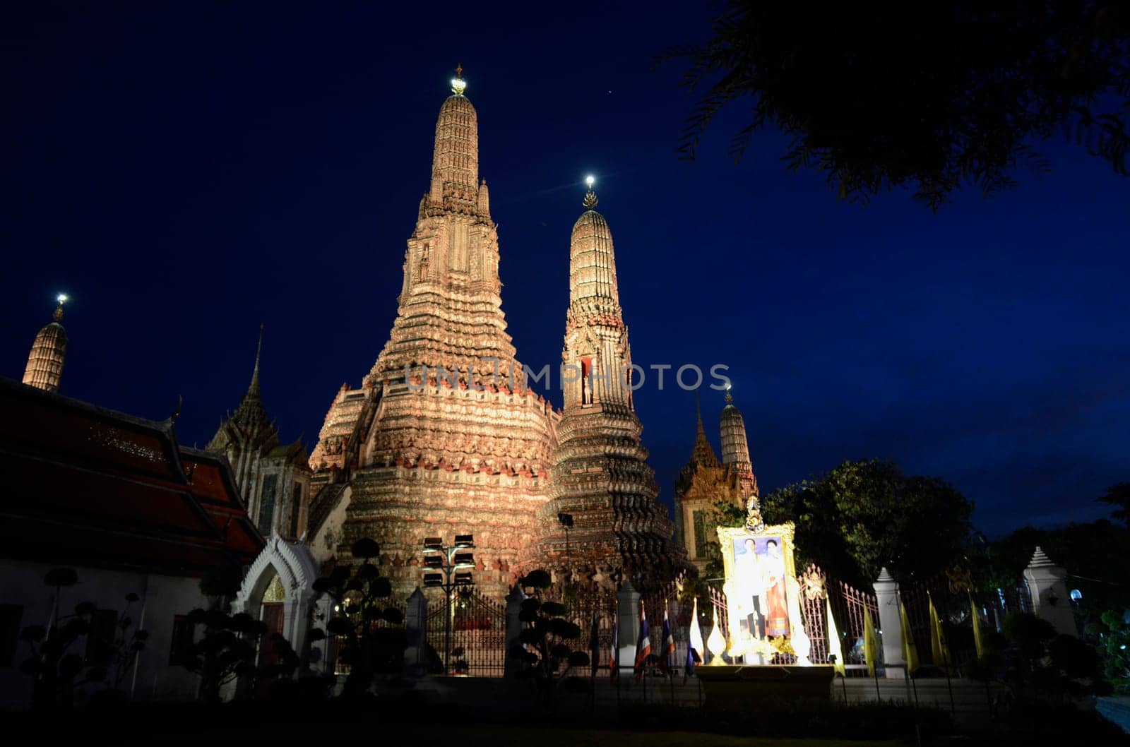 Der Wat Arun Tempel in der Stadt Bangkok in Thailand in Suedostasien.