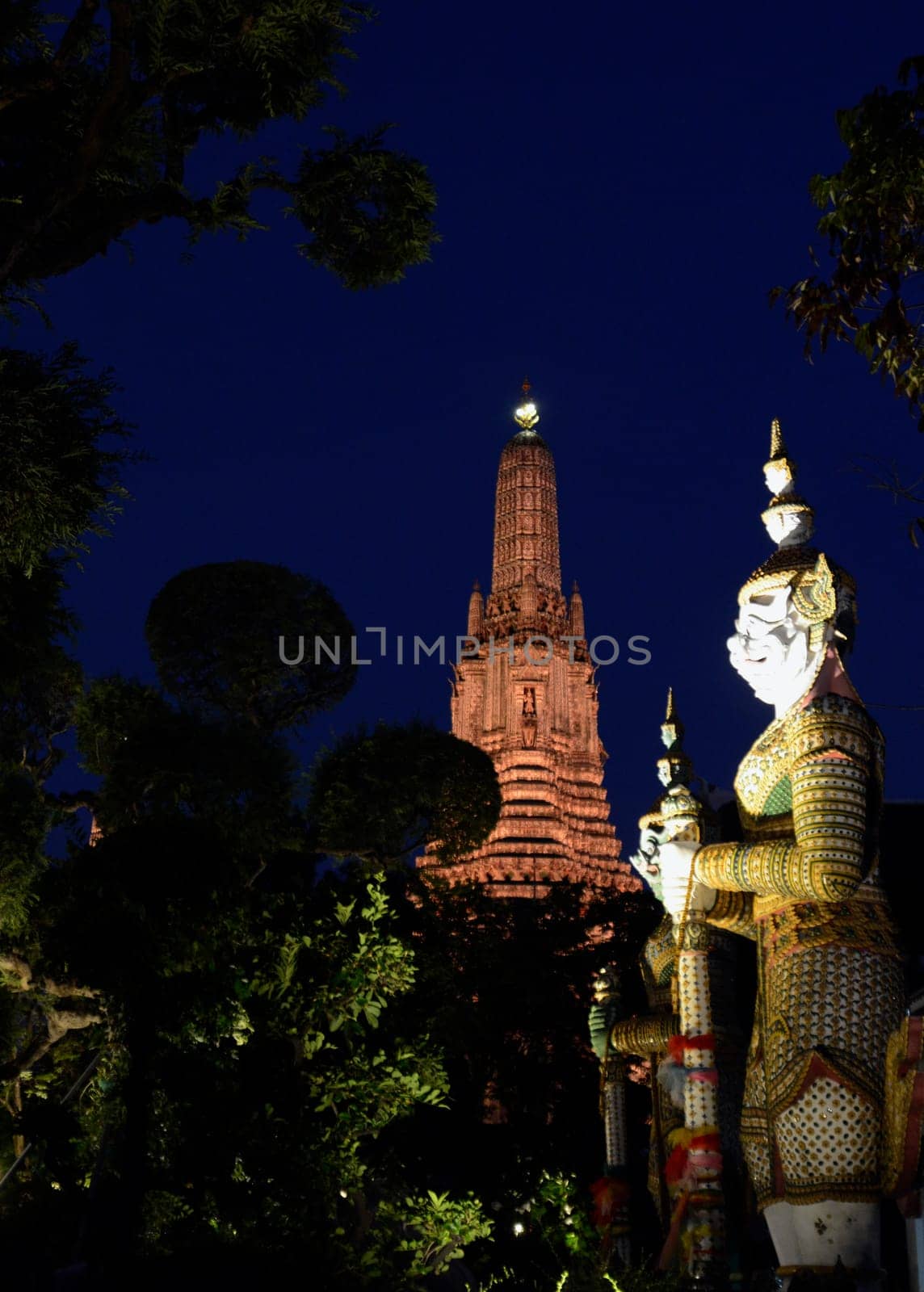 Der Wat Arun Tempel in der Stadt Bangkok in Thailand in Suedostasien.
