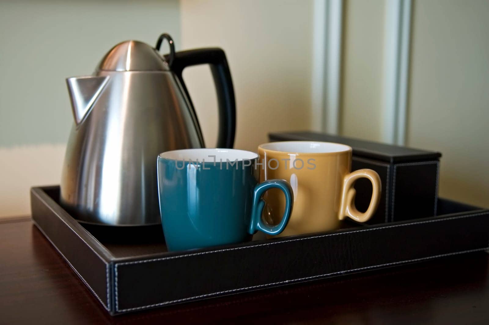 The set of tea pot and cups  with leather saucer