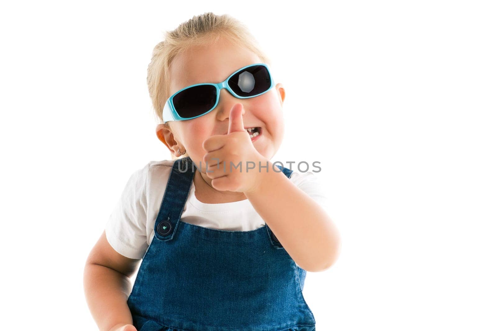 the little girl showing thumbs up