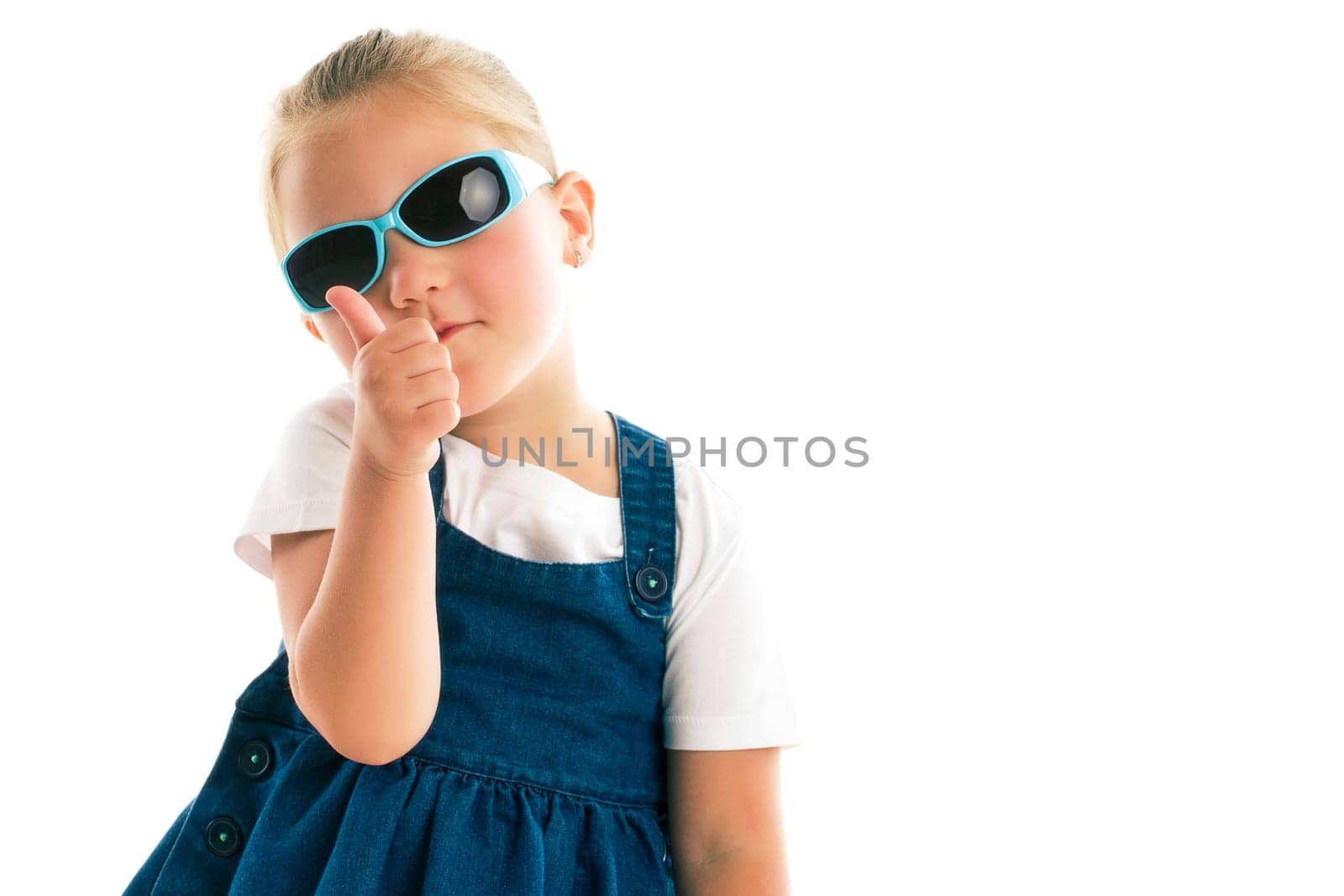 the little girl showing thumbs up