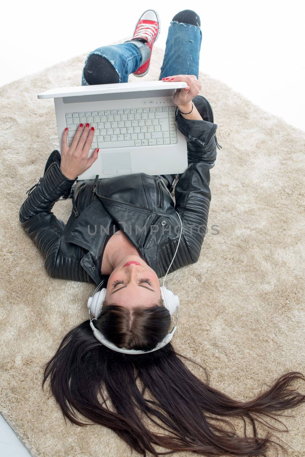 Girl lies on the floor with laptop and chats