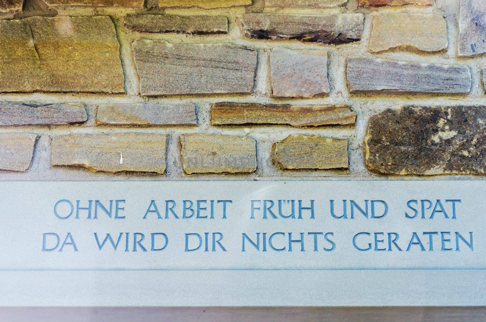 Inscription on the entrance to the house with a wise saying.