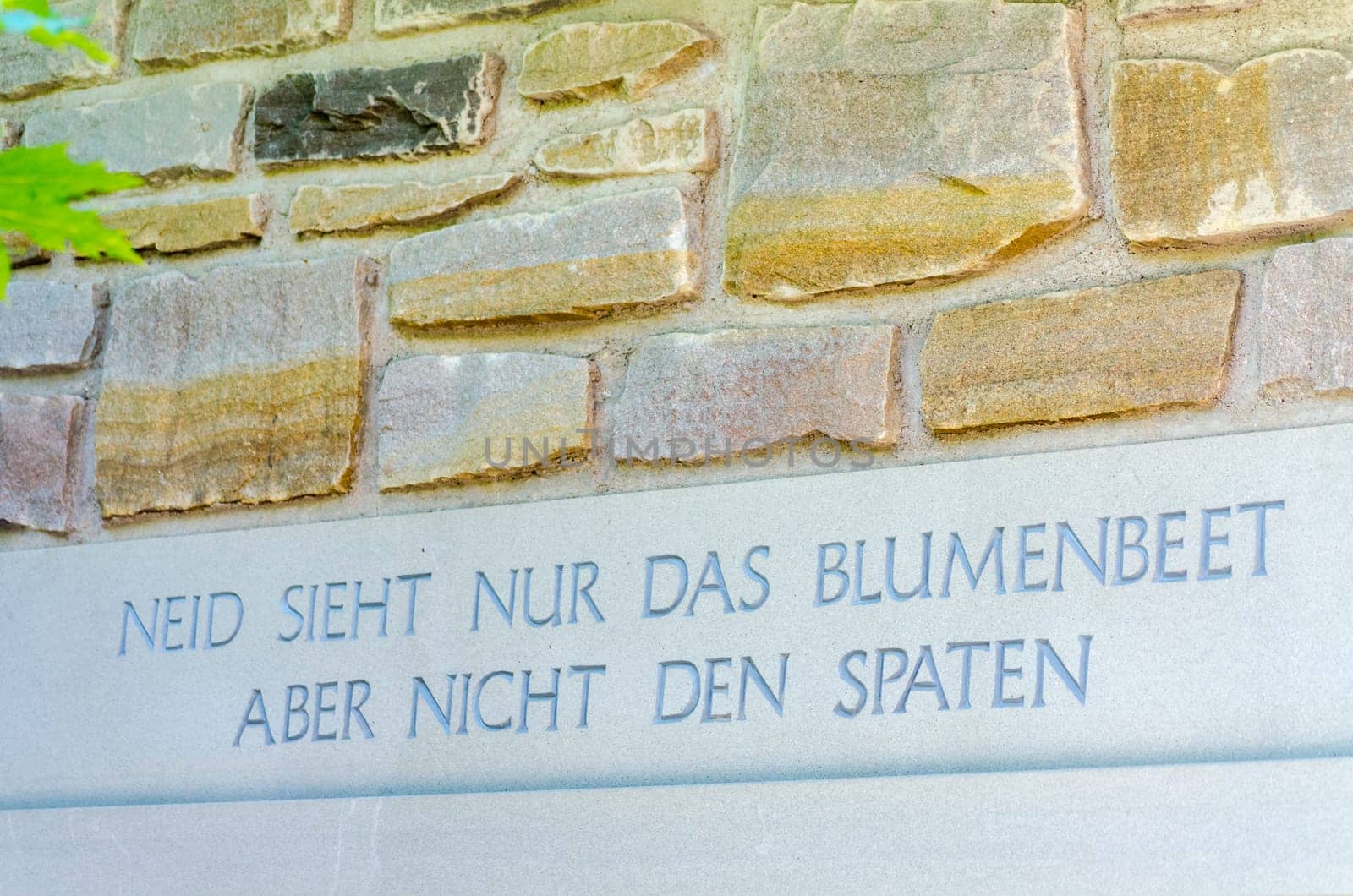 Inscription on the entrance to the house with a wise saying.