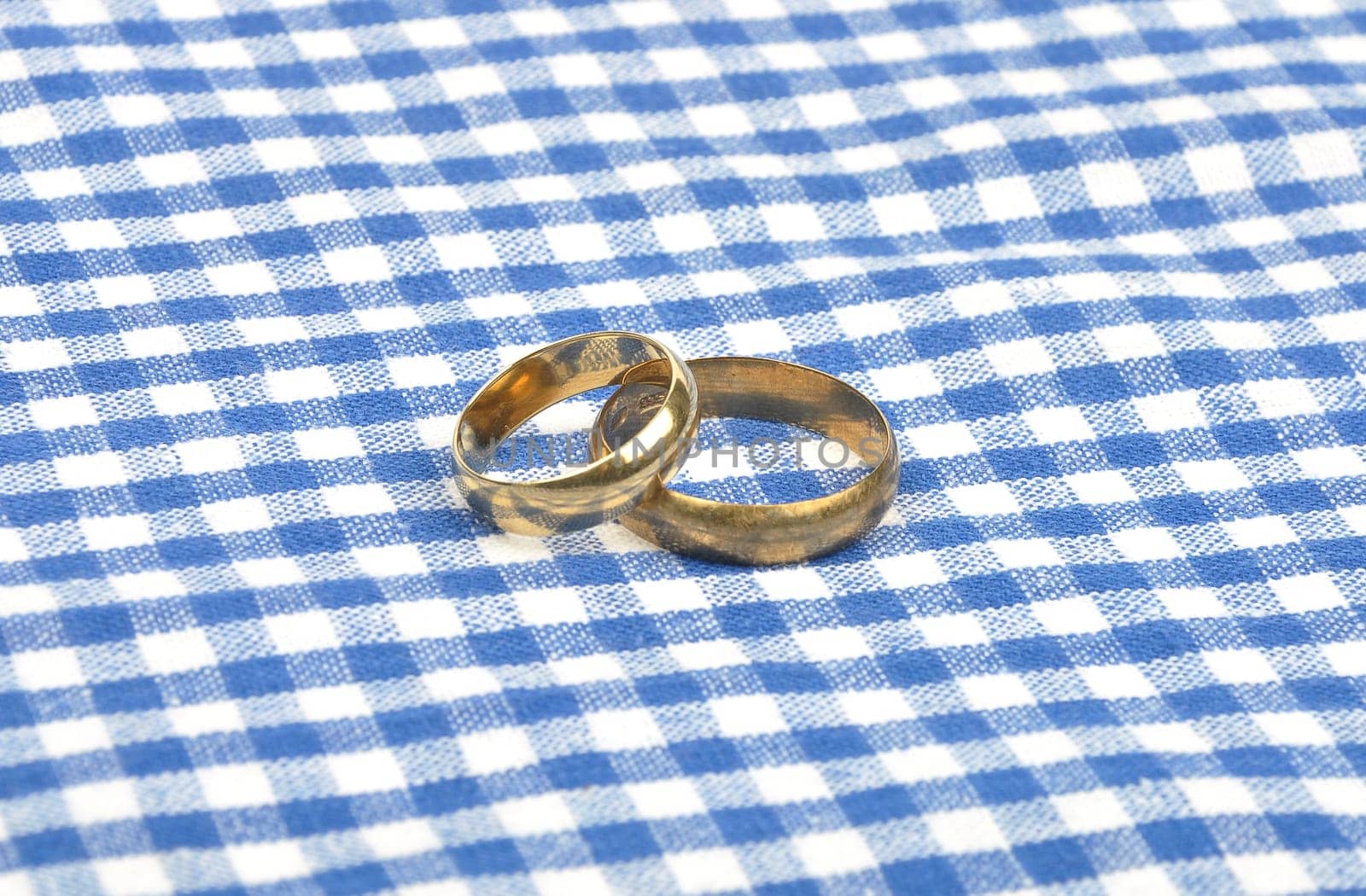 Arrangement with wedding rings