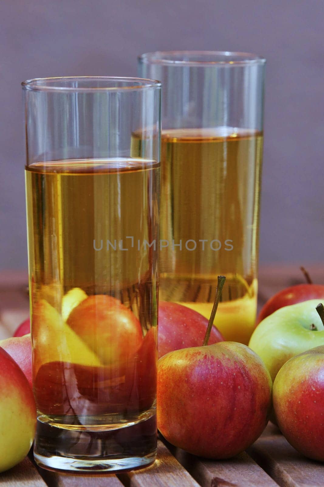 Fresh aepfel and apple juice