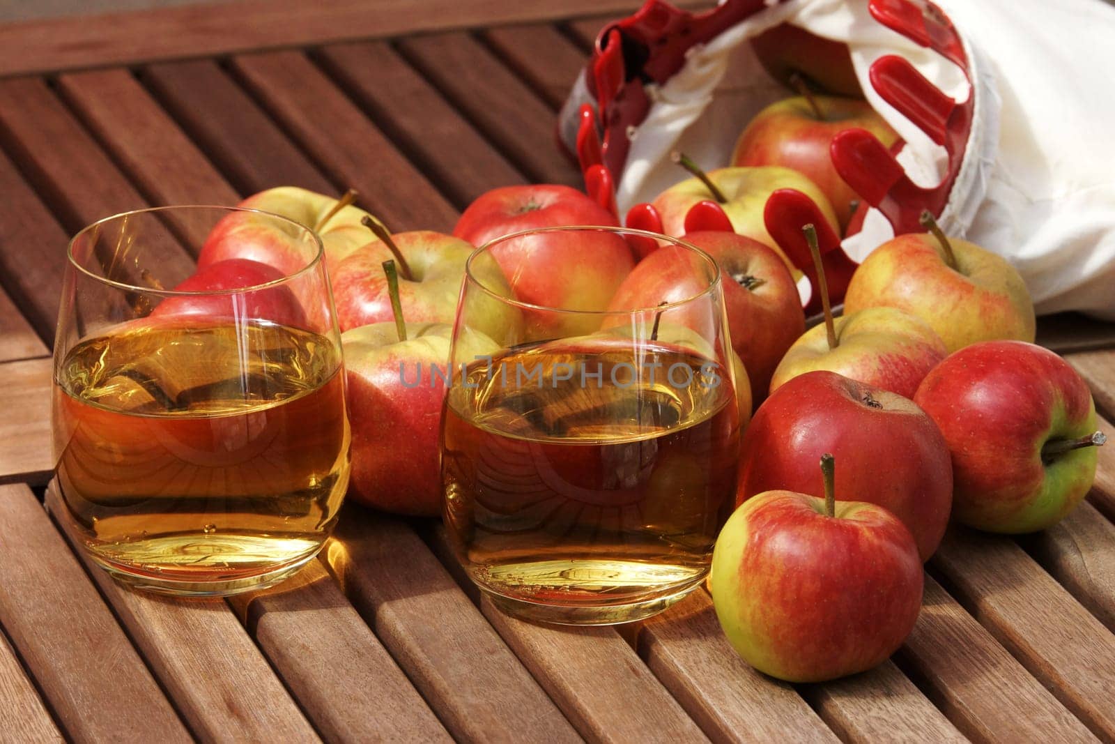 Fresh aepfel and apple juice