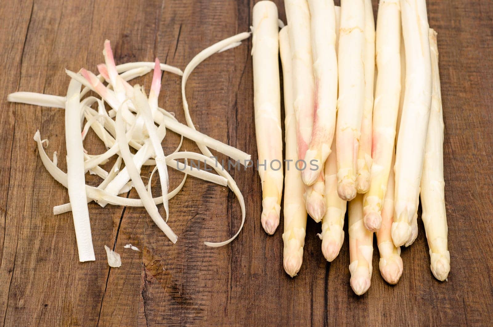 White asparagus and asparagus bowls on a table