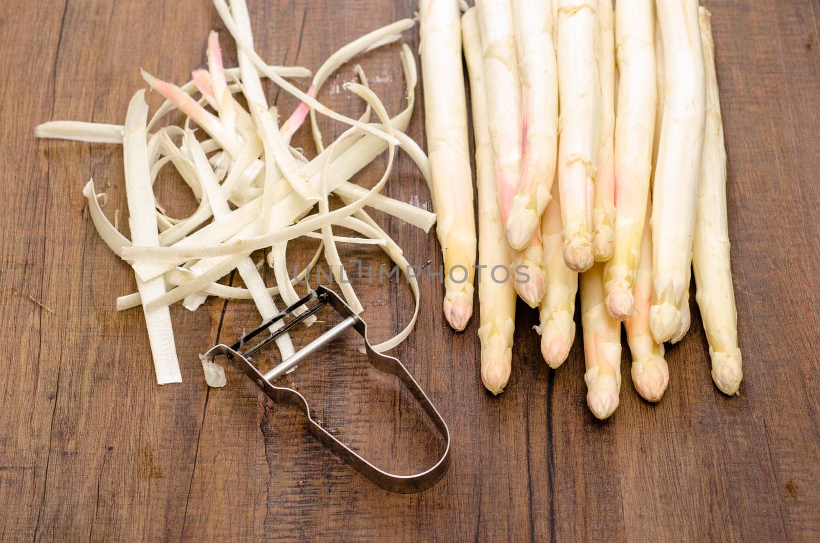 Asparagus bowls of white asparagus and a peeler