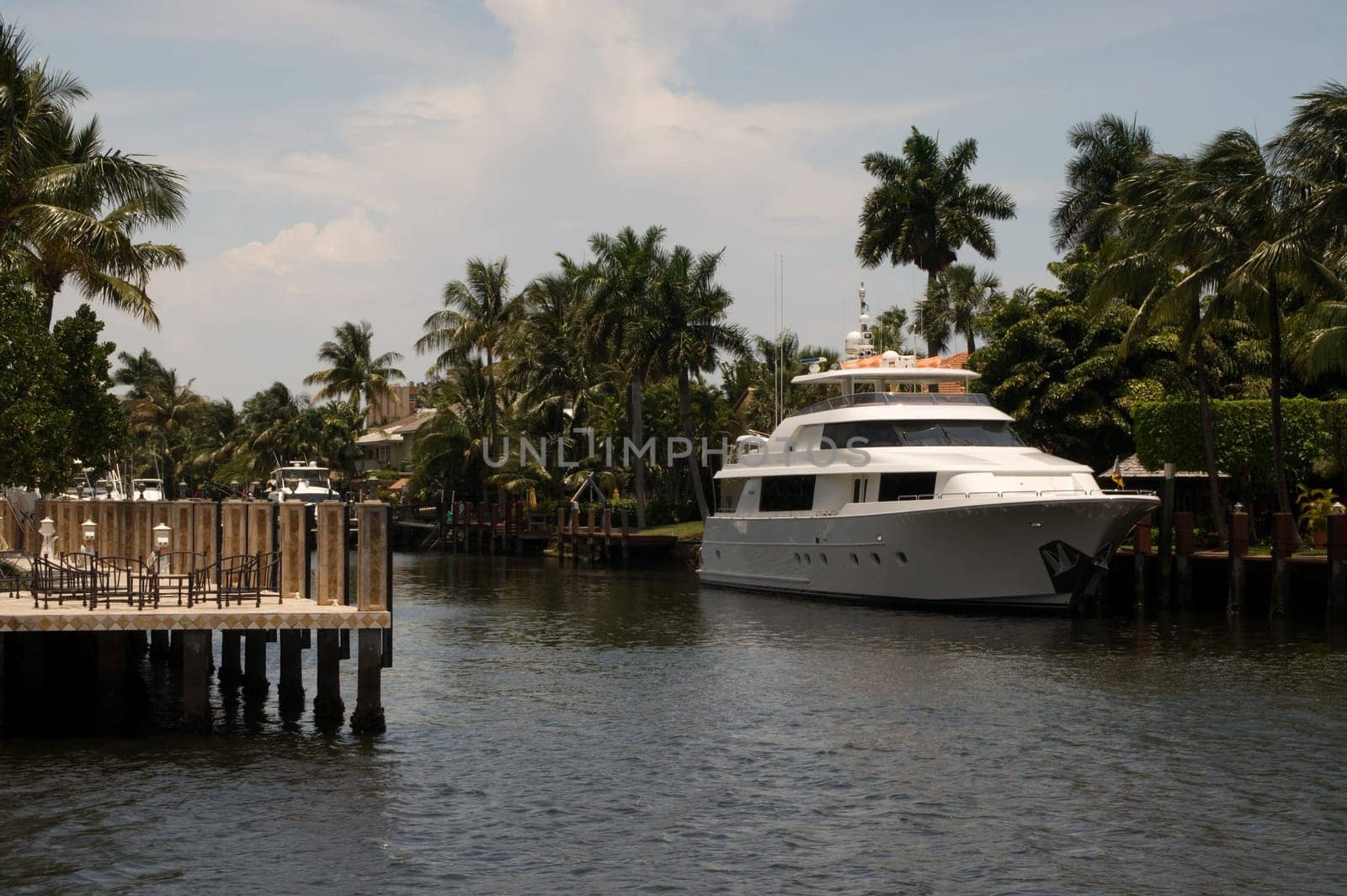 Fort Lauderdale,canal,river,residential area,residential settlement,community,yachts,ship,ships,large,luxury,wealth,white,house,villa,estate,boat,pier,anchor,harbor,pier,Florida,promenade,shore,stay,river,quay,cruise,excursion,too