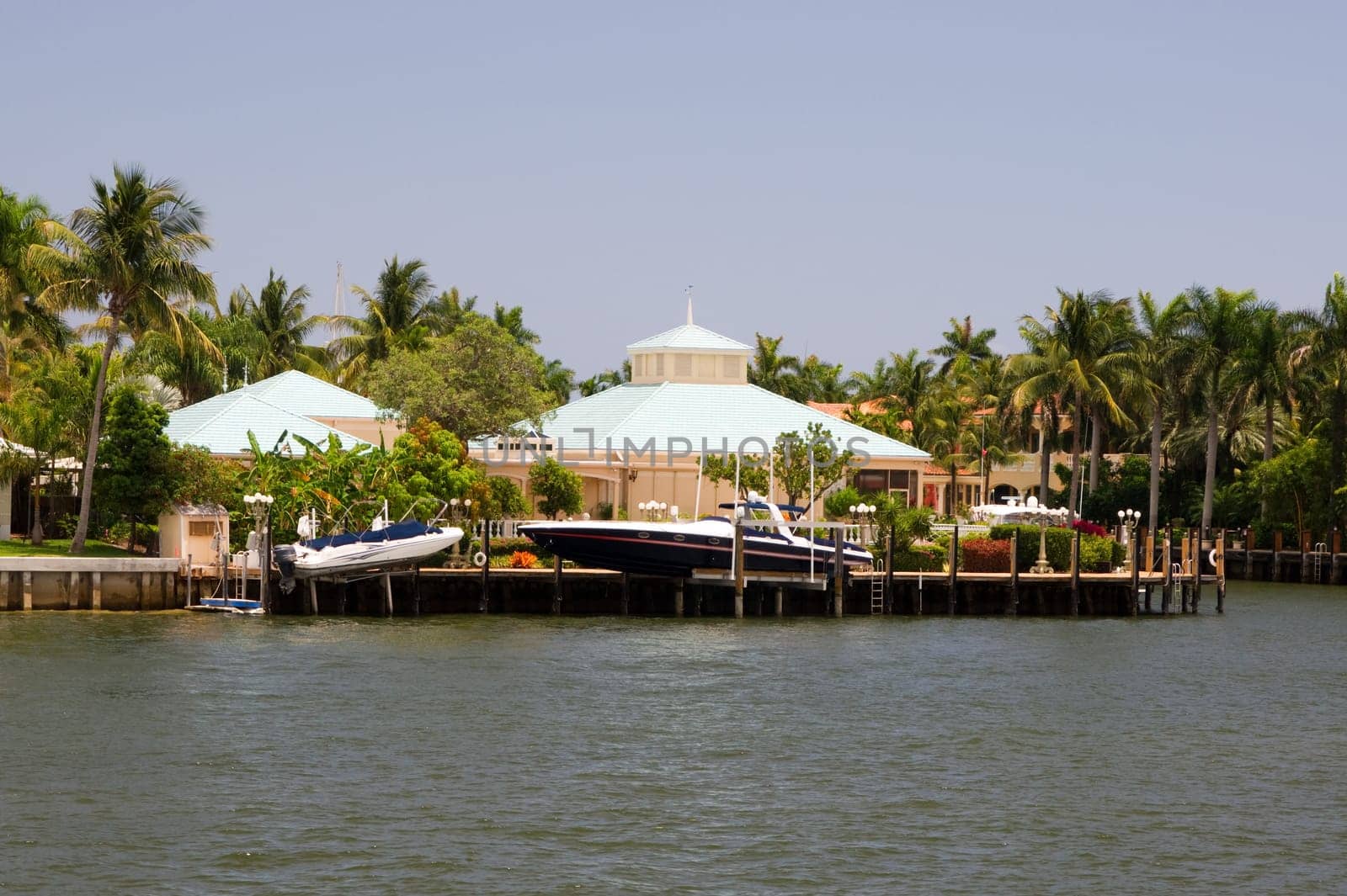 Fort Lauderdale,canal,river,residential area,residential settlement,community,yachts,ship,ships,large,luxury,wealth,white,house,villa,estate,boat,pier,anchor,harbor,pier,Florida,promenade,shore,stay,river,quay,cruise,excursion,too
