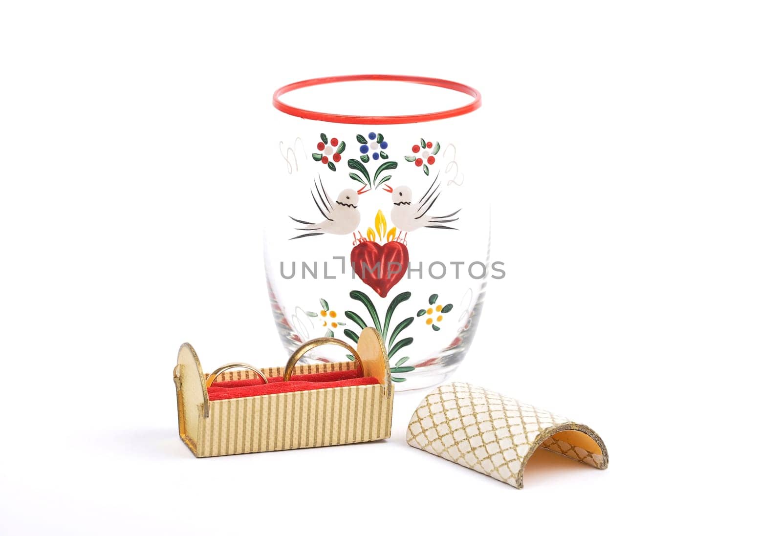 Arrangement with wedding rings