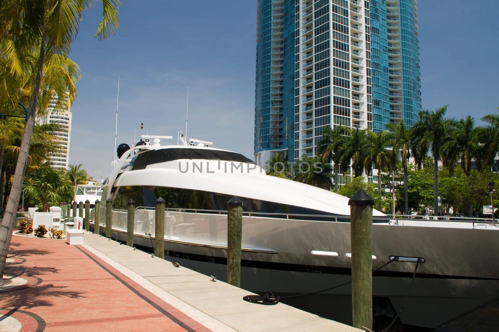 yachts,close up,zoom,port,pier,park,mooring,mooring,dock,florida,America,wealth,splash,ships,luxury,rich,details