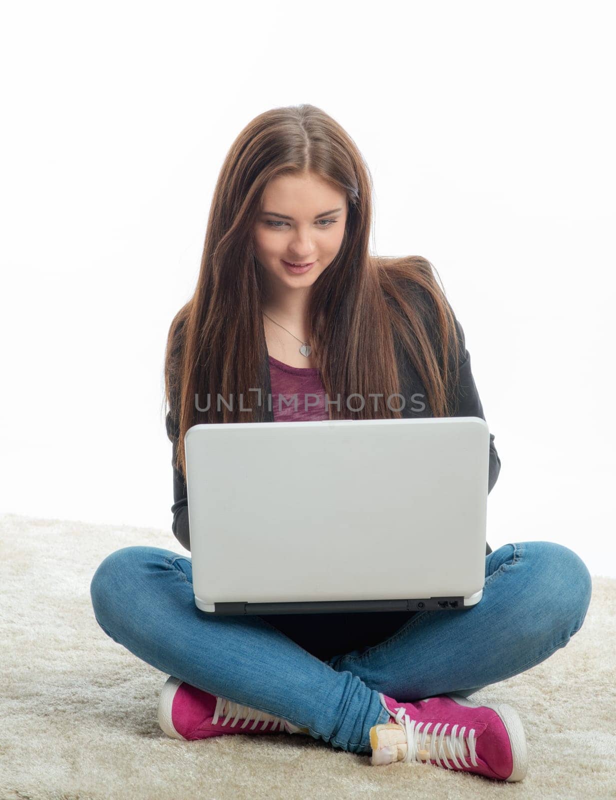 Mädchgen sits on the laptop