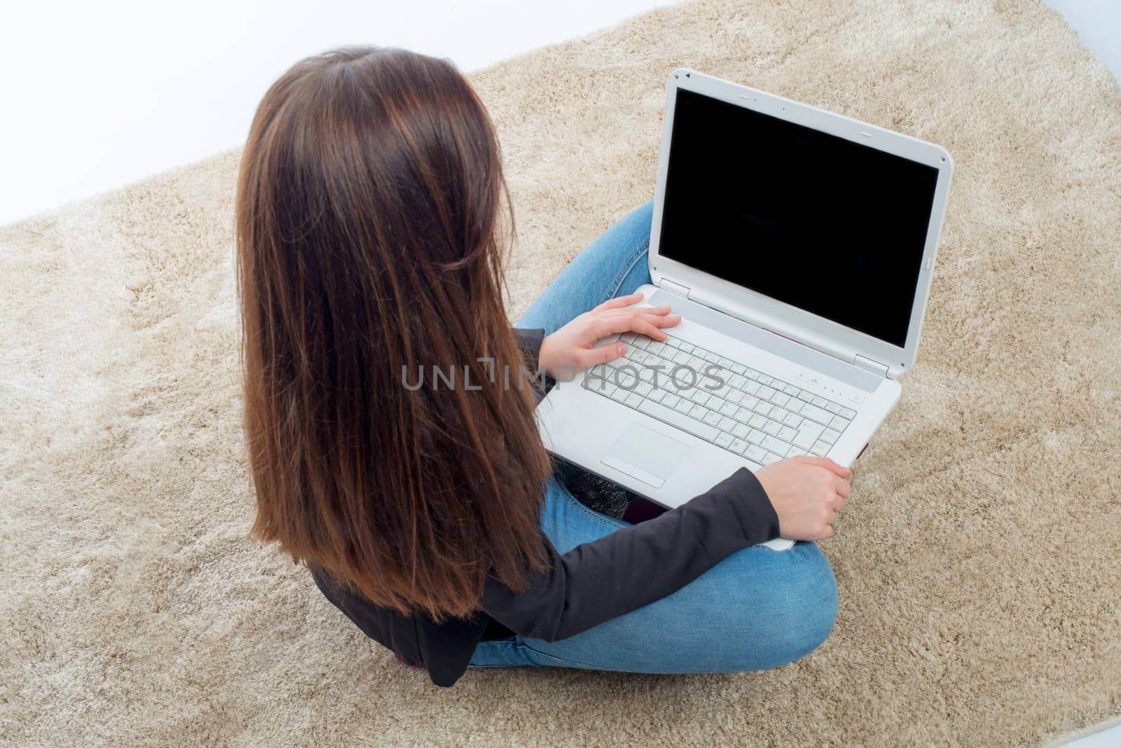 Mädchgen sits on the laptop