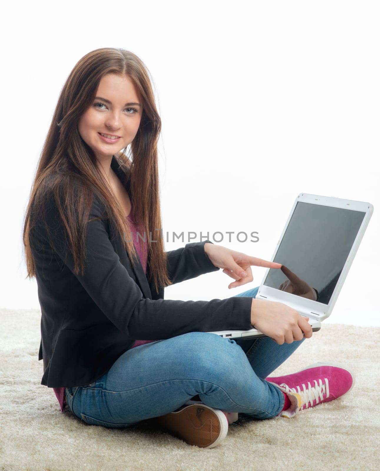 Mädchgen sits on the laptop