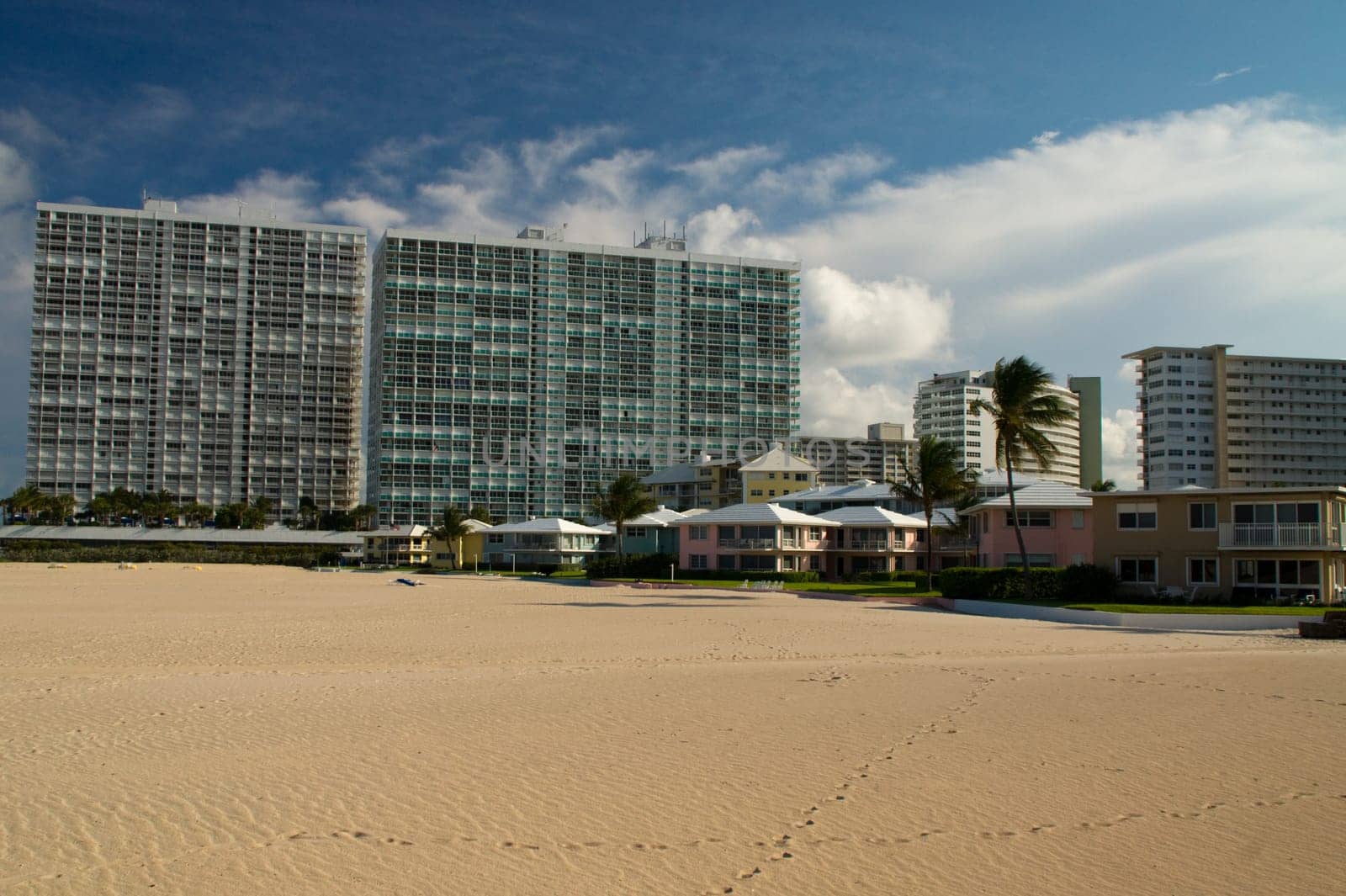 beach,apartments,development,contrast,Fort Lauderdale,residential area,residential,community,large,hotel,luxury,wealth,white,house,houses,villa,estate,Florida,promenade,shore,living,home,home,private,wealth,rich