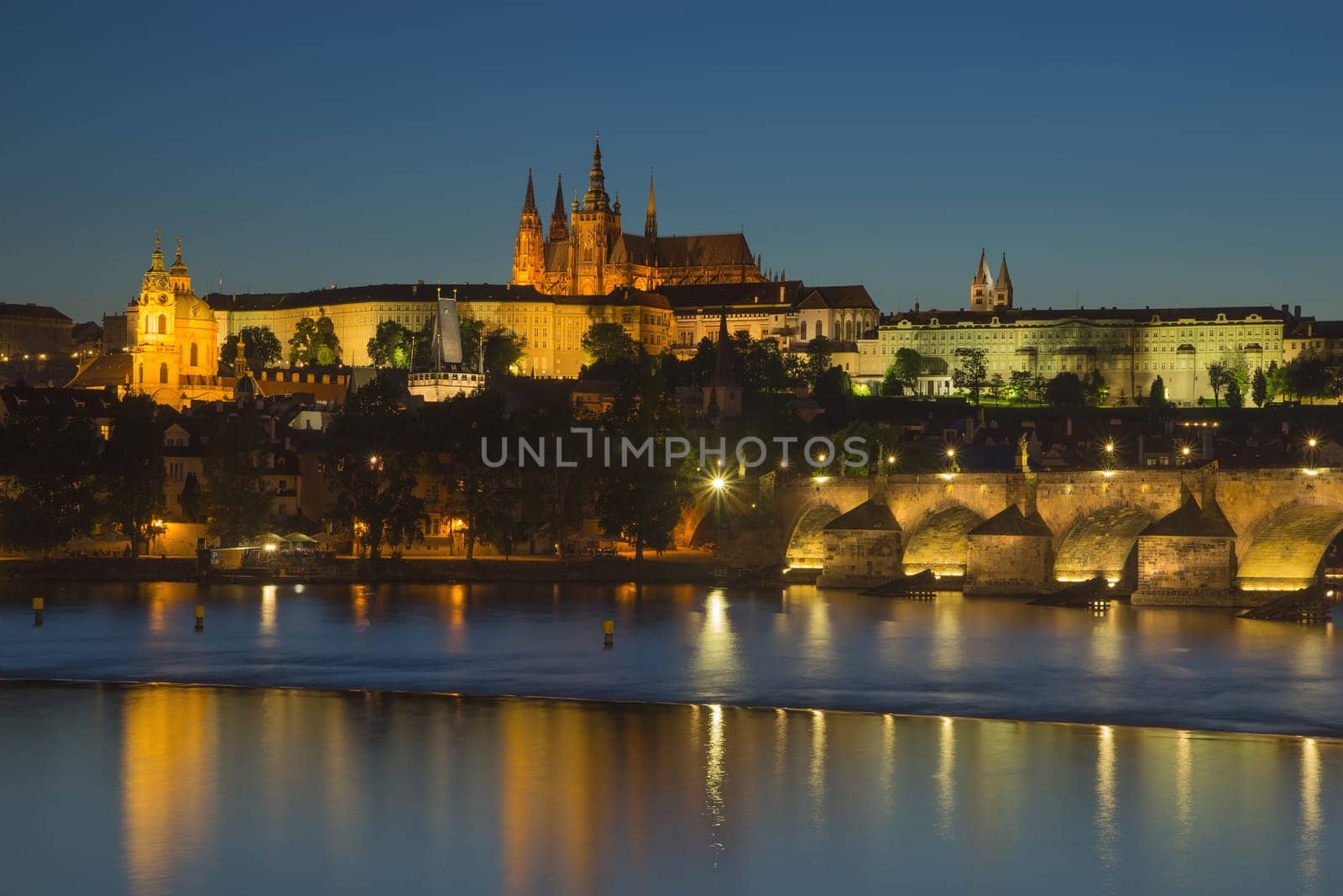Charles Bridge and Prague Castle at dusk (Prague, Czech Republic)