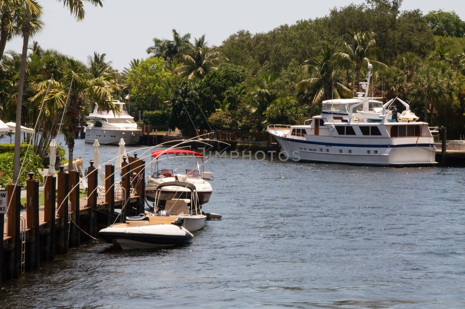 speedboat,speedboat,pier,anchor,harbor,three,powerboats,yacht,small,pier,Fort Lauderdale,Florida,white,promenade,shore,canal,river,quay,luxury,cruise,excursion