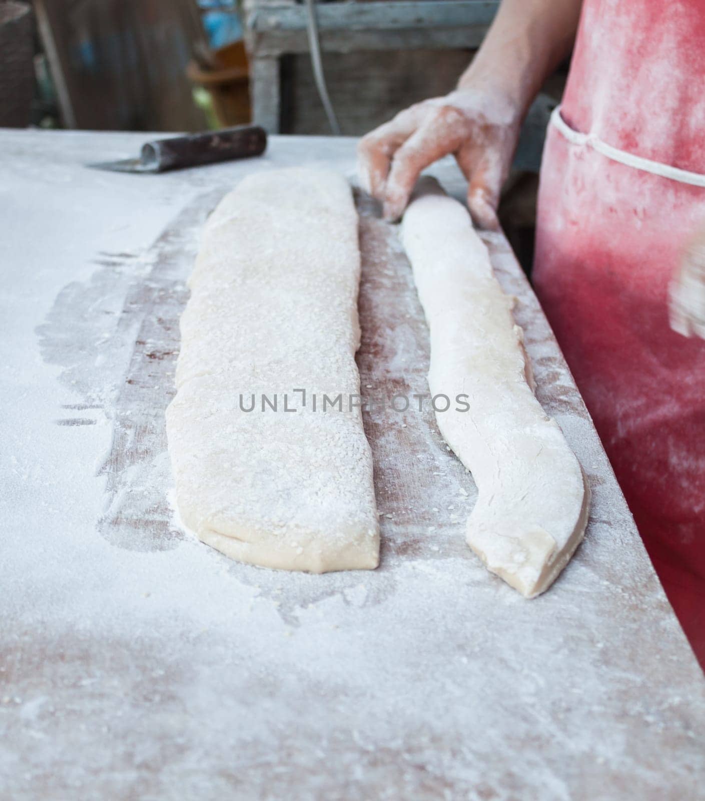 Threshing and cutting flour of deep fried dough stick
