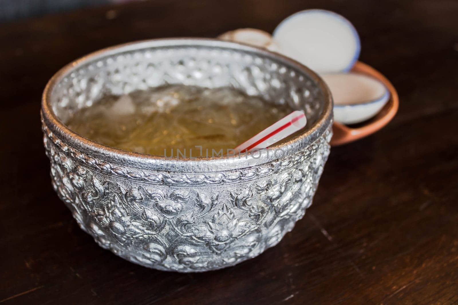 Silver bowl engraved with chrysanthemum water