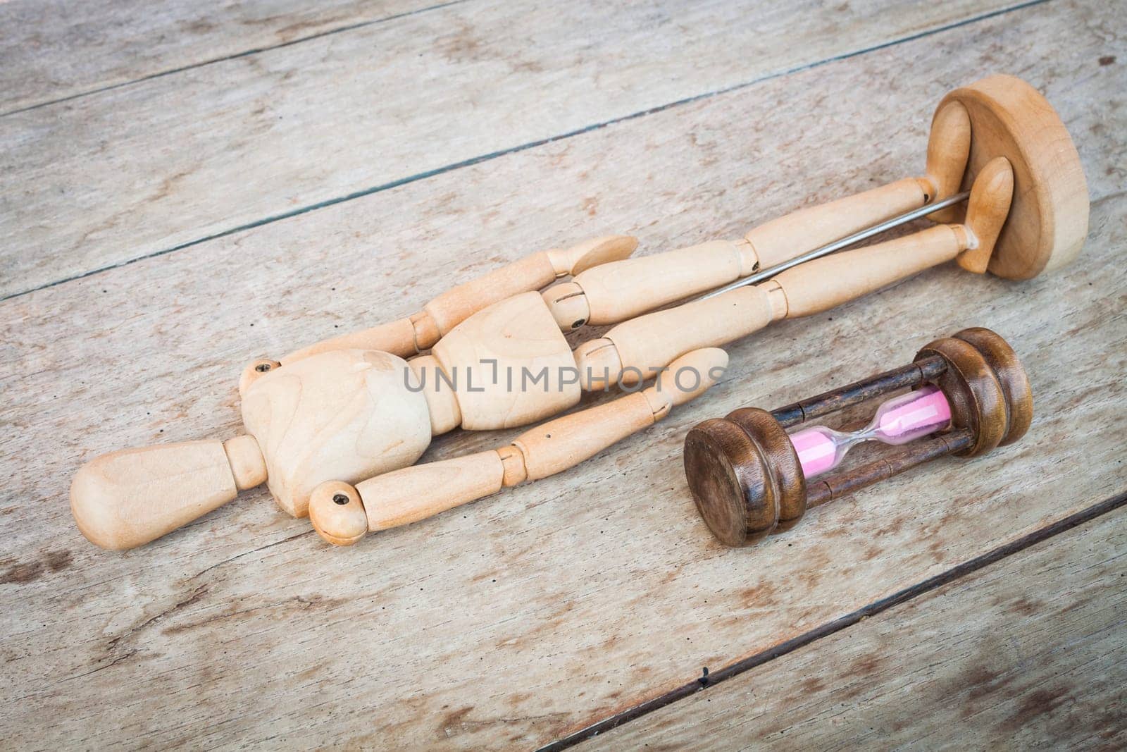 Wood mannequin and hourglass display rest time