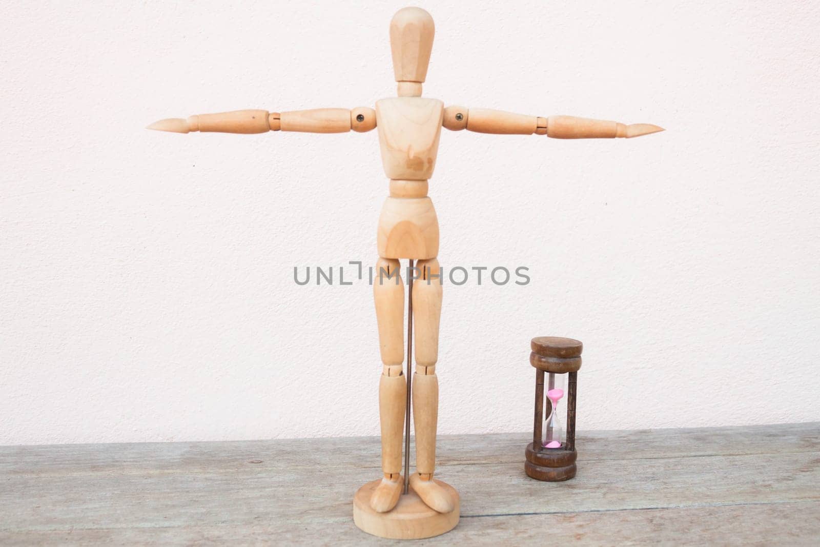 Wooden mannequin extend the arms of count down